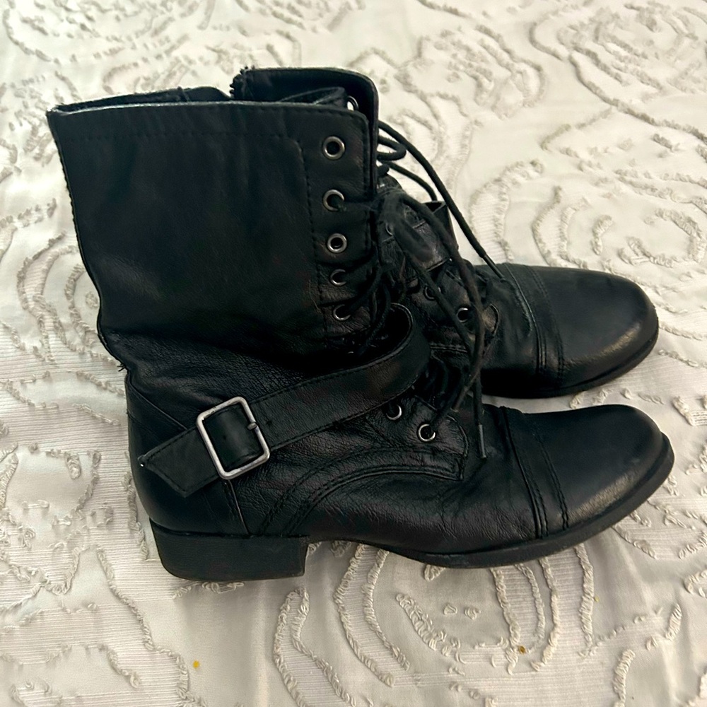 Cute black lace up boots! Size 8.